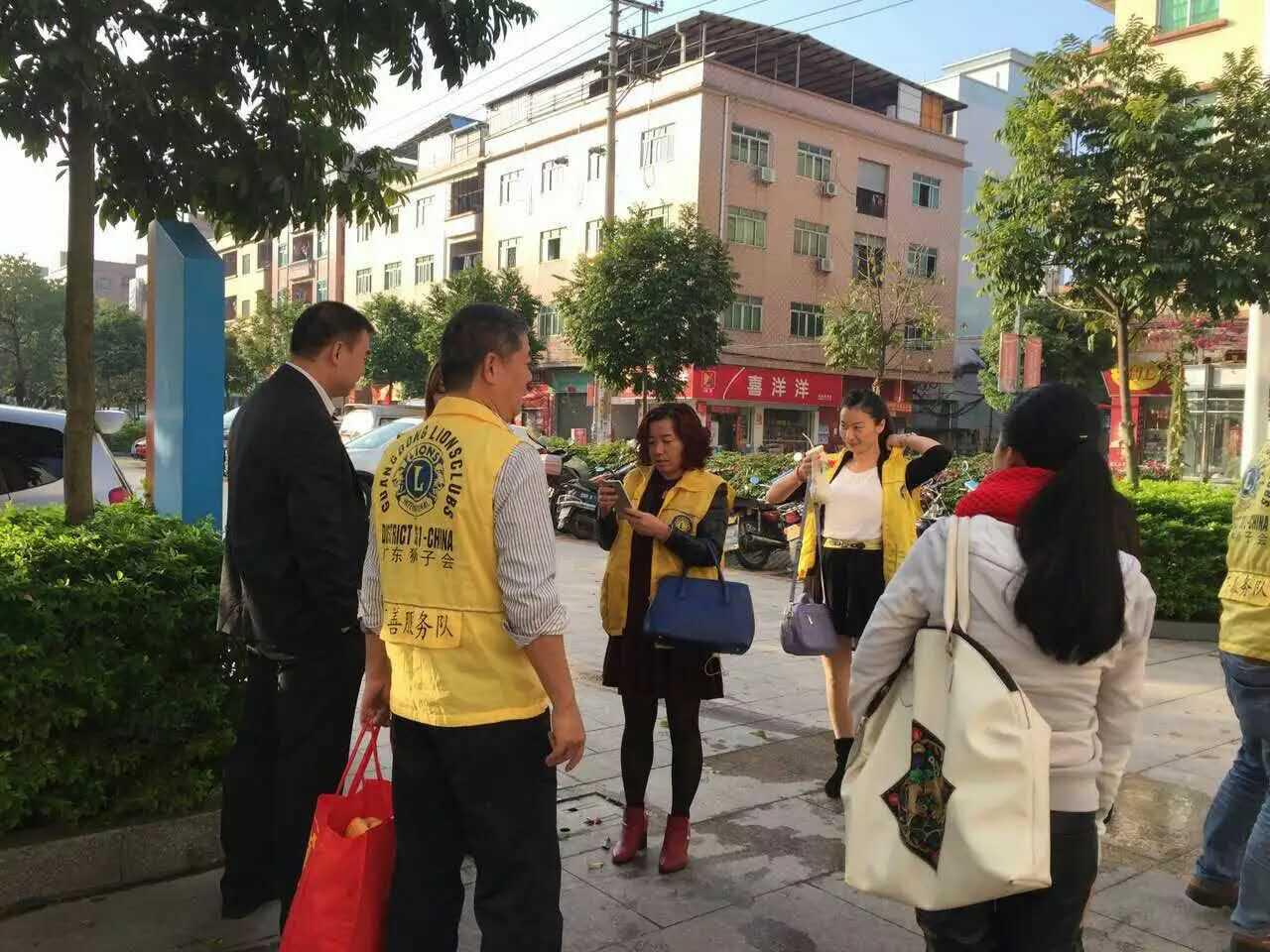 索拉润滑油牛总准备出发,关爱老人
