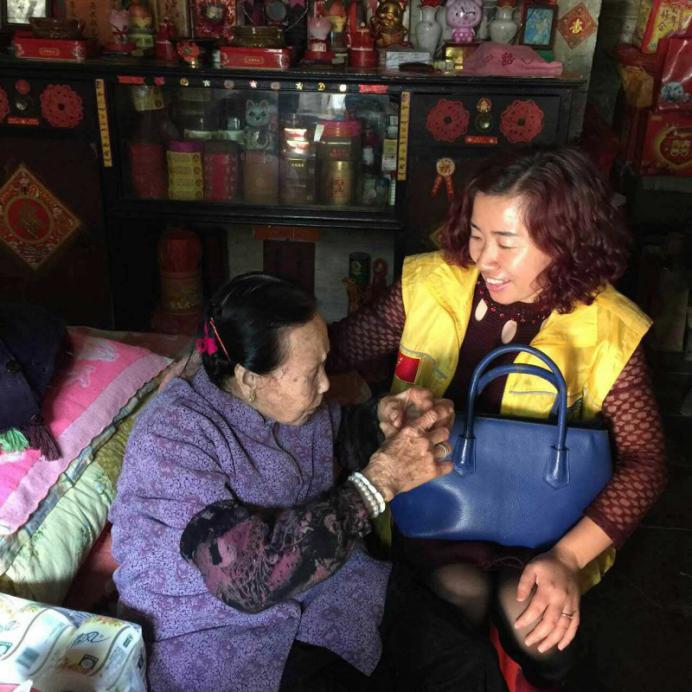 索拉润滑油牛总与老人攀谈