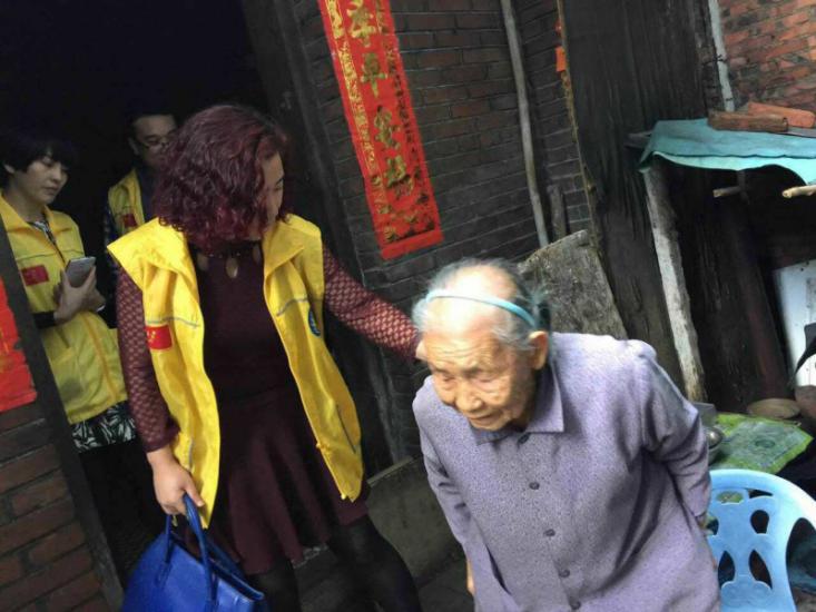 索拉润滑油牛总扶老人出门一起散步