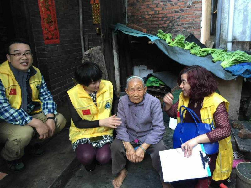 索拉润滑油牛总给老人送去生活用品