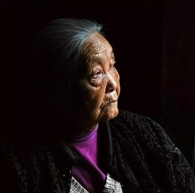 索拉润滑油关爱老人